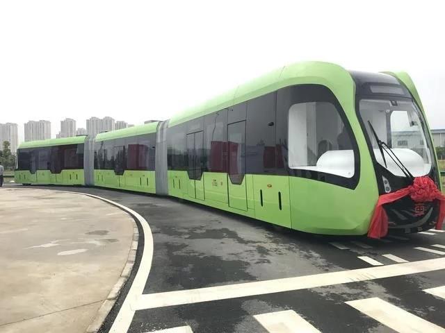 湖南現(xiàn)全球首輛智能列車，虛擬軌道無人駕駛，美國花500億拜師